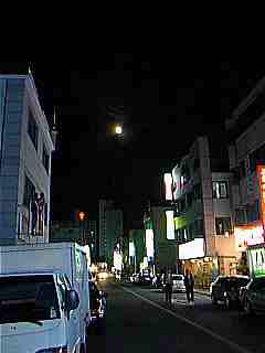 It hits your eye like a big pizza pie...